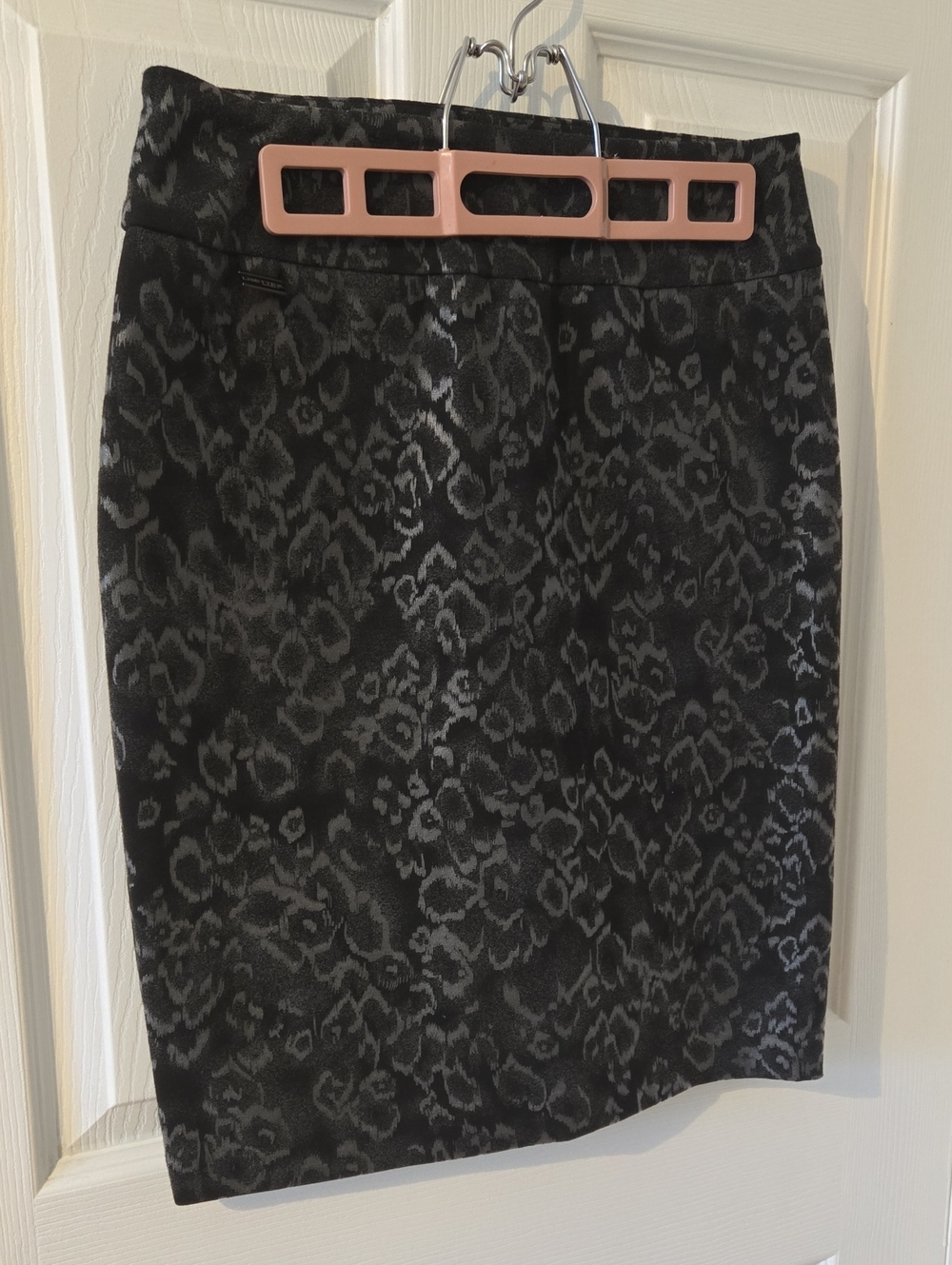 LISETTE Black and Gray Leopard Jacquard Pencil Skirt